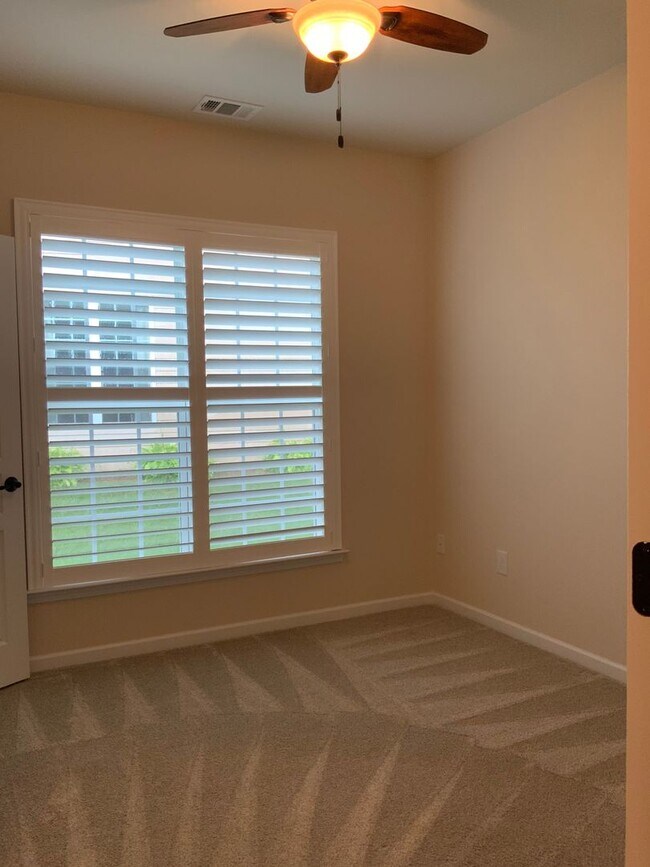 Building Photo - Move in ready in a wonderful Active 55+ Ad...