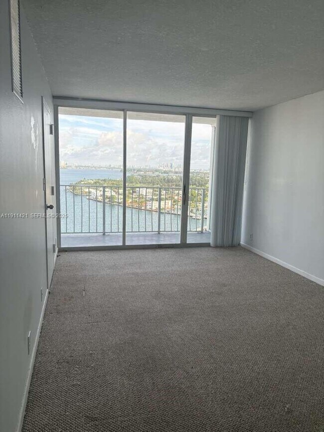 Building Photo - 7601 E Treasure Dr