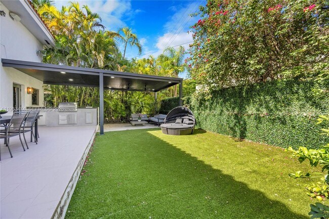 Building Photo - 1117 Alberca St