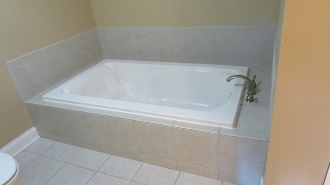 Building Photo - Luxury 3BR/2BA River Towne Condo - Available for FALL 2026 Only $2400/month!