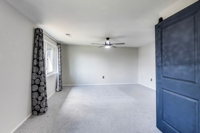 Building Photo - 3 bed + 2 Full + 2 half Bath - End Unit TH