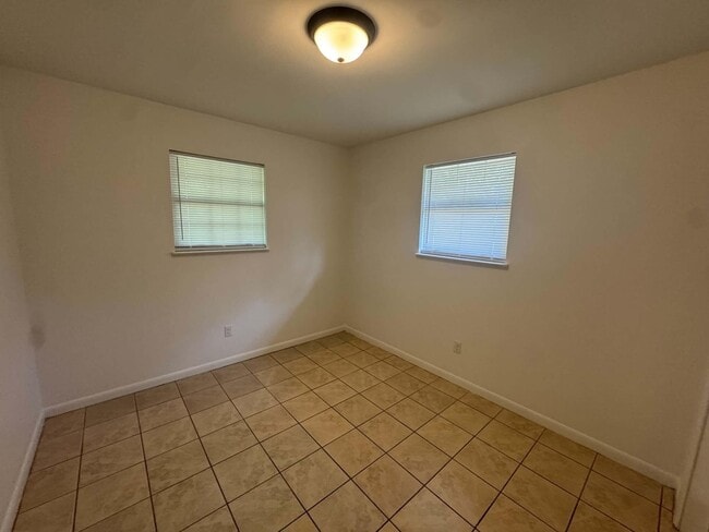 Building Photo - 113 Twin Trees Dr