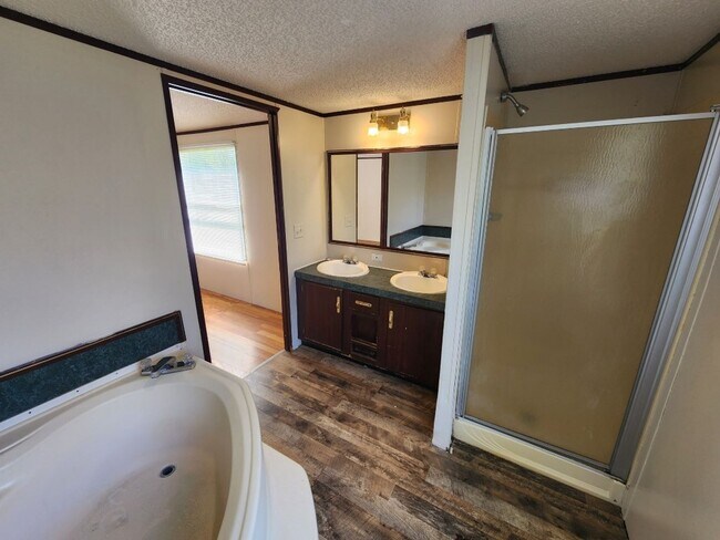 Building Photo - 15 Wilma Ln