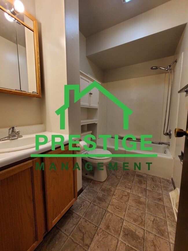 Building Photo - 406 College