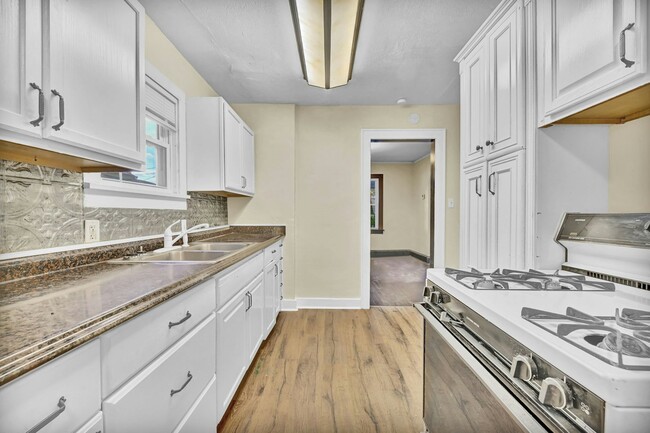 Building Photo - 1148 La Croix Ave