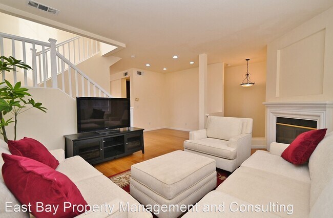 Building Photo - 3 br, 2.5 bath House - 3574 Fitzsimmons Cmn