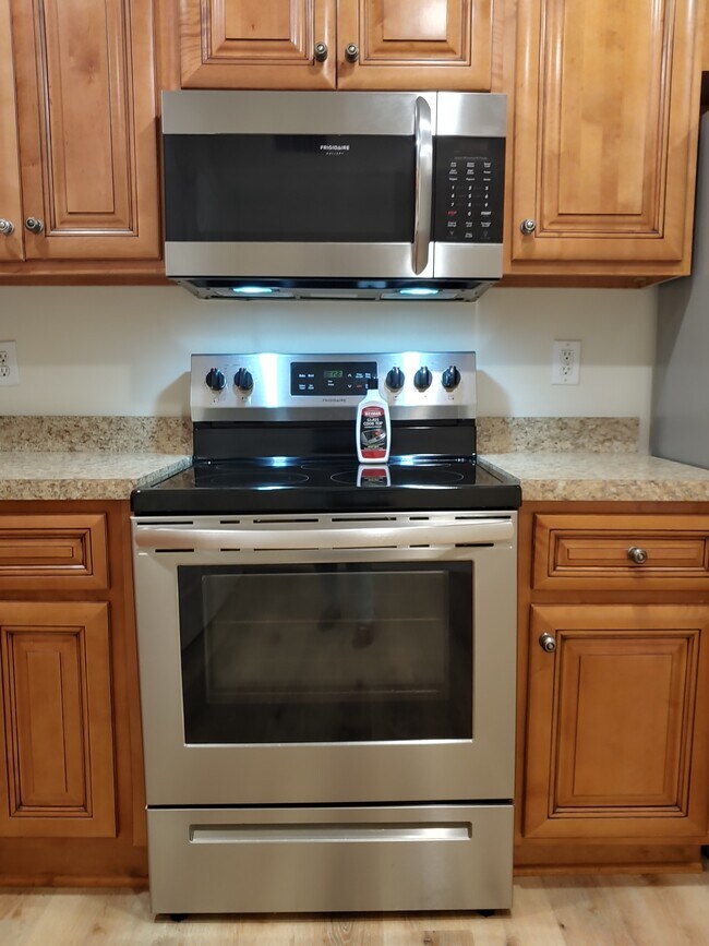 SMOOTH COOKTOP RANGE OVEN - 107 Manor Dr