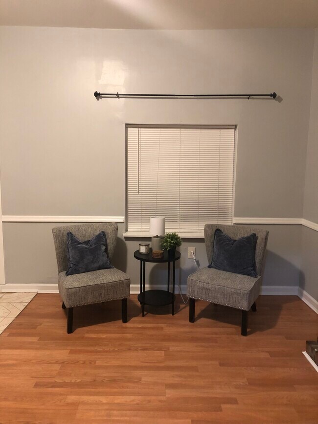 Livingroom - 4934 Hummelsheim Ave