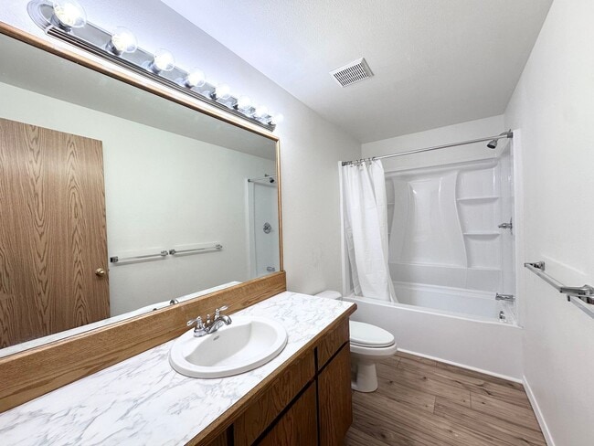 Building Photo - Newly Renovated Single-Family Home in Gresham! 3 Bed/1 Bath w/ Double Car Garage!