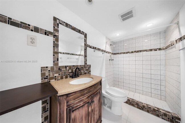 Building Photo - 1175 NE Miami Gardens Dr