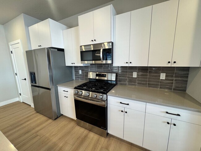 Building Photo - Coral Canyon 4-Bedroom End-Unit Townhome! Brand New!!