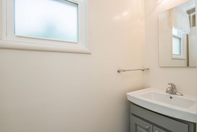 Building Photo - 3 Bed, 1.5 Westlake Detached Doelger Unfur...