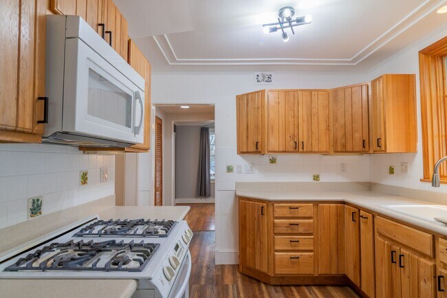 Building Photo - FOR RENT in LAKE BOTTOM! Available Now!