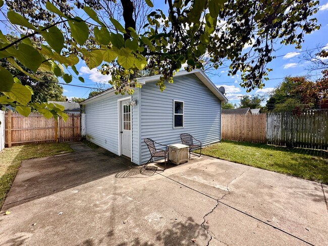 Building Photo - Charming 2 Bed / 1 Bath Home with Garage &...