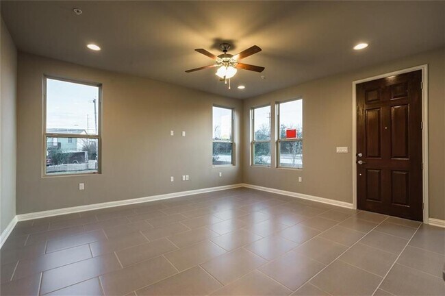 Building Photo - 6814 E Riverside Dr