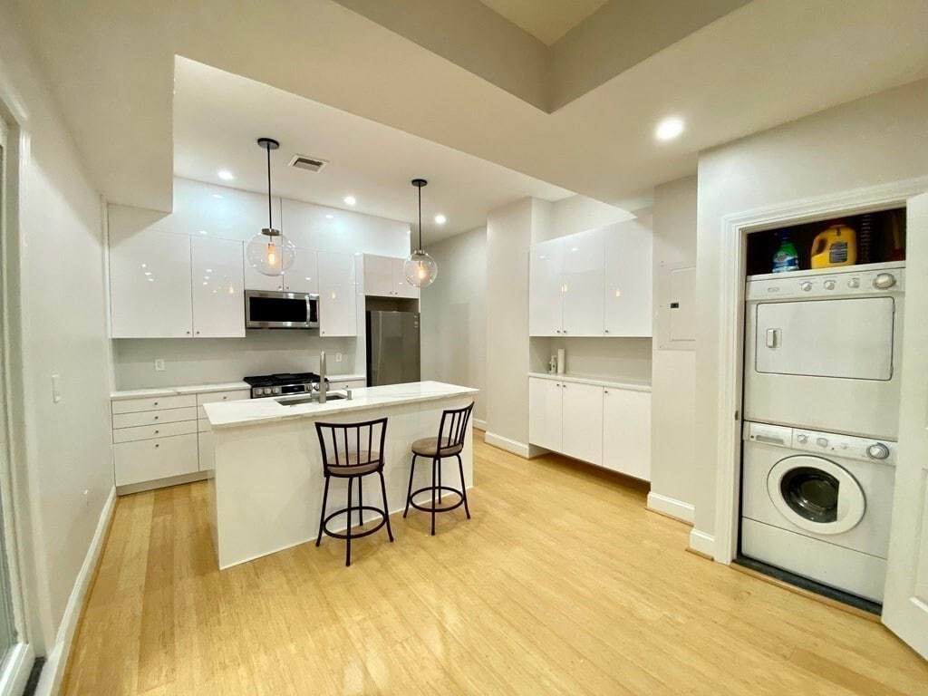 Building Photo - 258 W Broadway