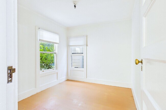 Building Photo - 924 Clayton St