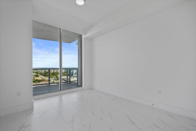 Building Photo - 220 Lake Shore Dr