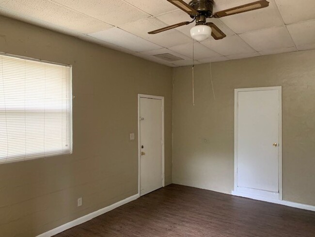 Building Photo - 3/2 House on Desiree Court! Available NOW!