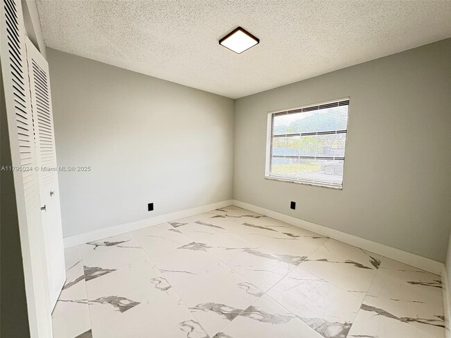 Building Photo - 6956 SW 40th Ct