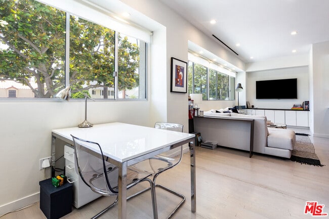 Building Photo - 838 N Doheny Dr