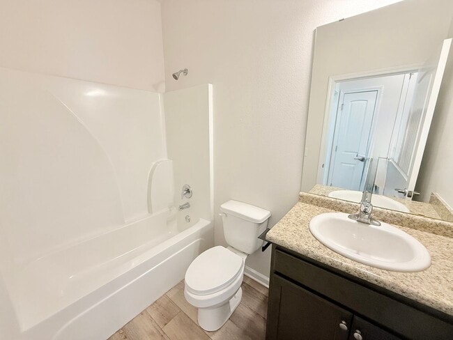 Building Photo - Spacious 2-Bedroom Duplex