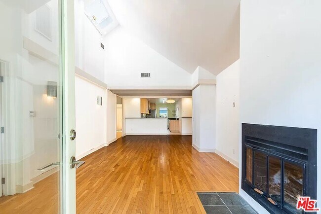 Building Photo - 721 Marine St