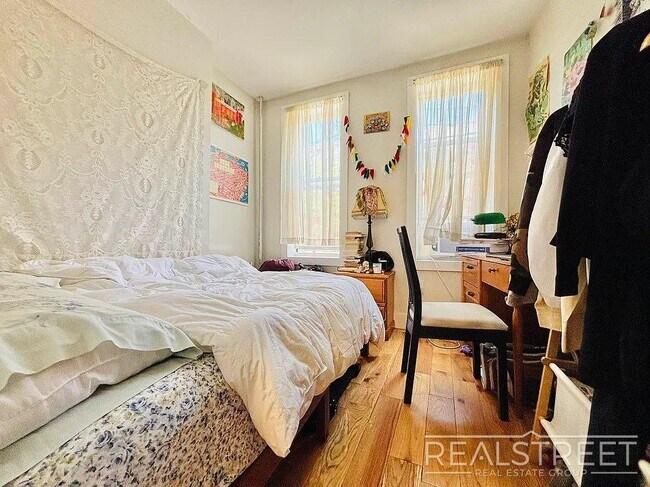 Building Photo - Stylish 3 Bed / 2 Bath in Prime Ridgewood ...