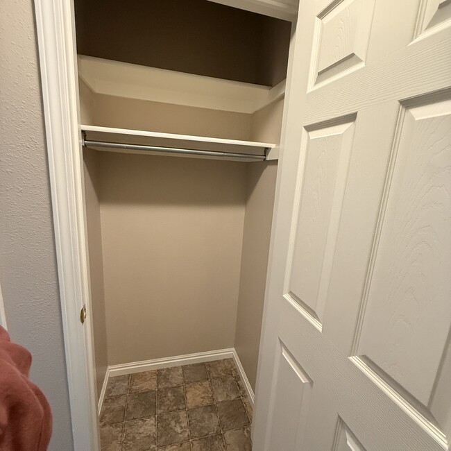 Building Photo - 2437 Brandon Dr