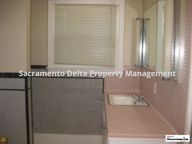 Building Photo - Wonderful 2 Bedroom Home Close to US Davis Med Center