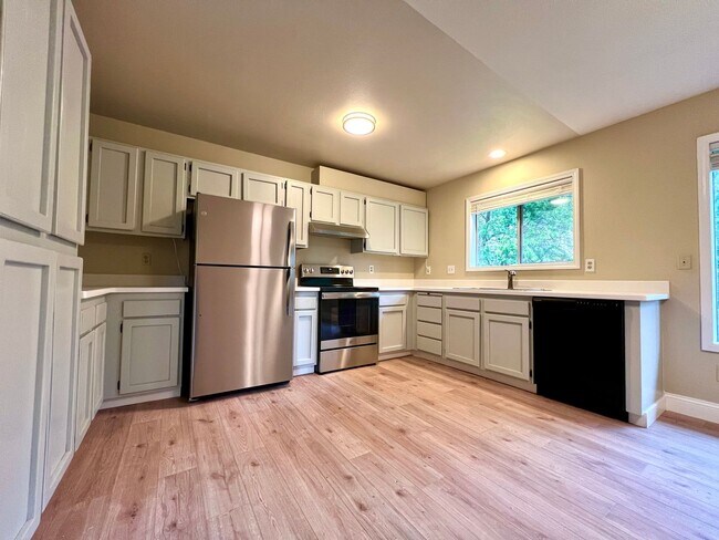 Building Photo - Remodeled 3BR in Mountain Park | Primary Suite + Deck | Lake Oswego