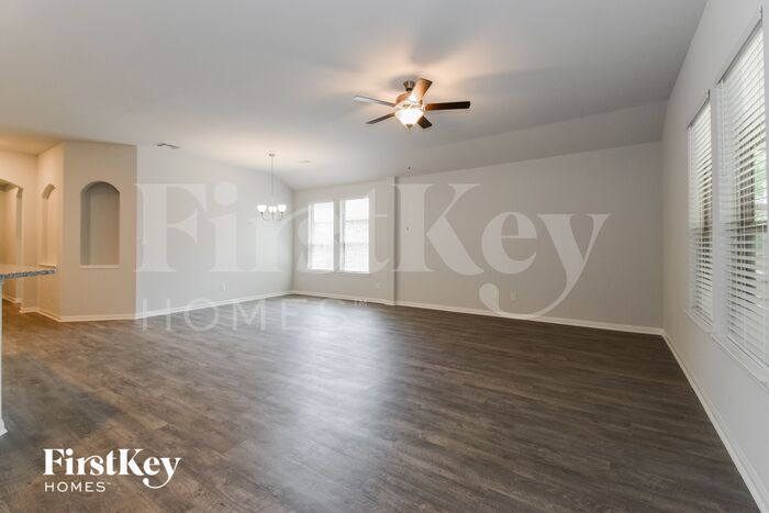Building Photo - 127 Lk Wy Cir