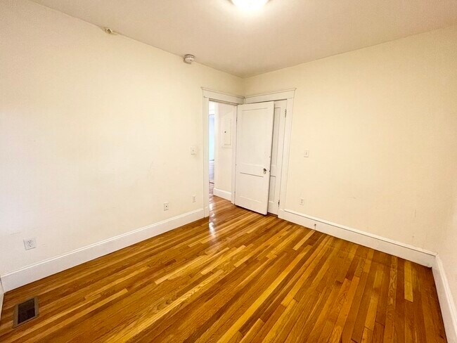 Building Photo - 15 Sunset St