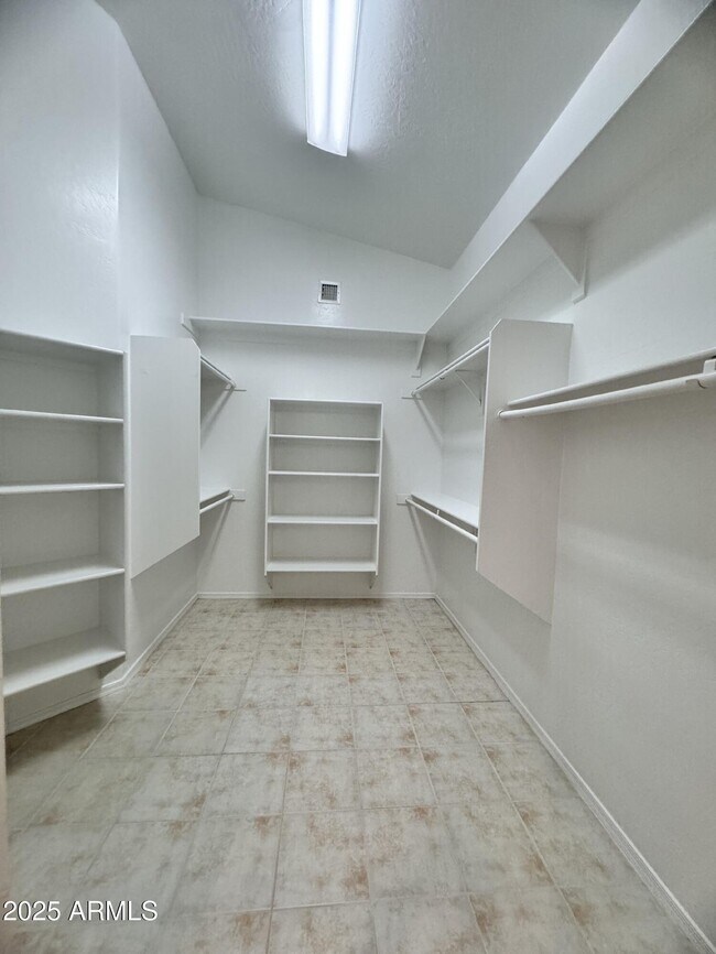 Building Photo - 673 S Peppertree Dr