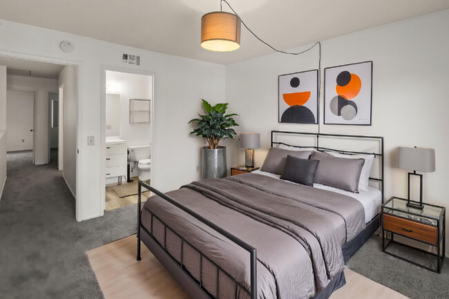 Building Photo - Welcome to your serene 3 BR 2.5 BA Townhome in College Park, San Diego!