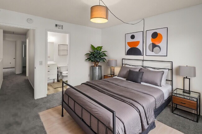 Building Photo - Welcome to your serene 3 BR 2.5 BA Townhome in San Diego!