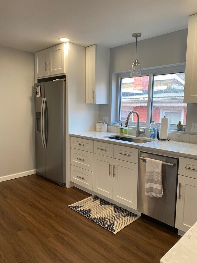 Building Photo - NEWLY RENOVATED 2 BEDROOM WITH GARAGE IN THE HEART OF SOUTHSIDE!
