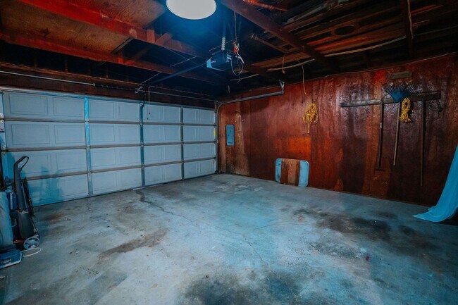 Building Photo - 3BD/2BD Home Located next to the Hospital in Eureka!