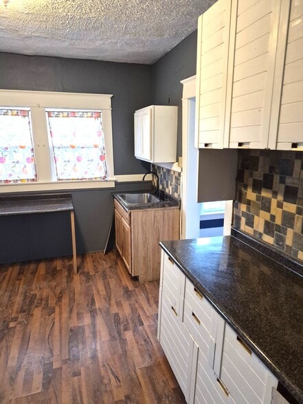 Building Photo - 519 E 9th St