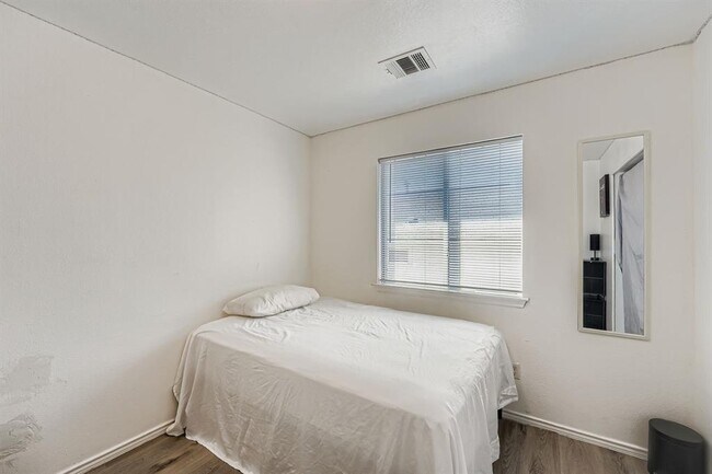 Building Photo - 928 Sally Lunn Way