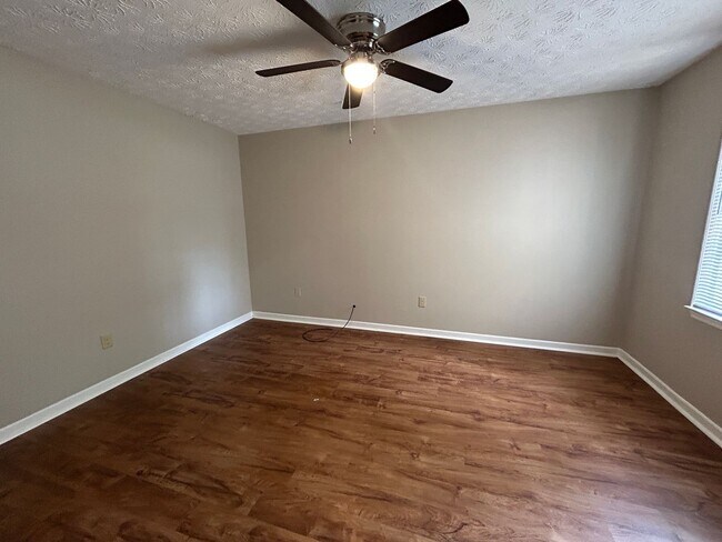 Building Photo - 311/313 Jockey Club Dr