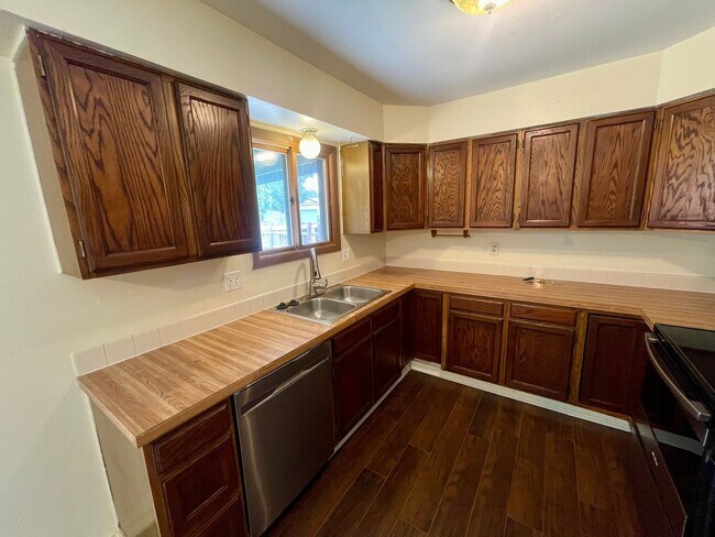 Building Photo - 4 Bed, 2 Bath Loveland, CO Home- Fenced Backyard, A/C, & 2 Car Garage!