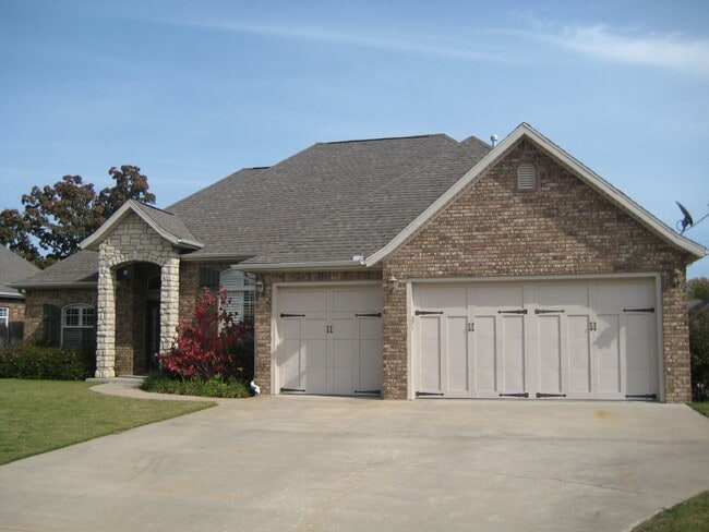 Building Photo - 3909 SW Sycamore St