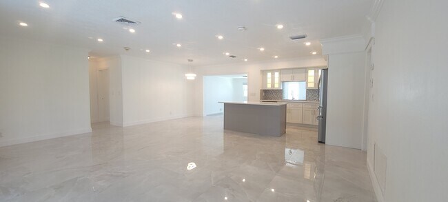 Building Photo - 1400 SE 8th Ave