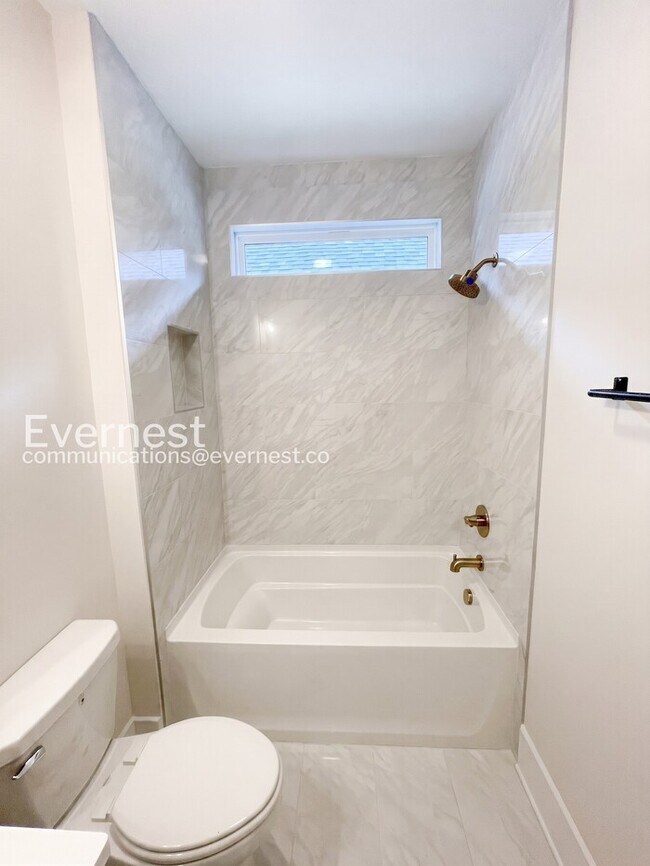Building Photo - 4 Bed/2.5 Bath Town Home with Garage / Pet-Friendly / Available Now!