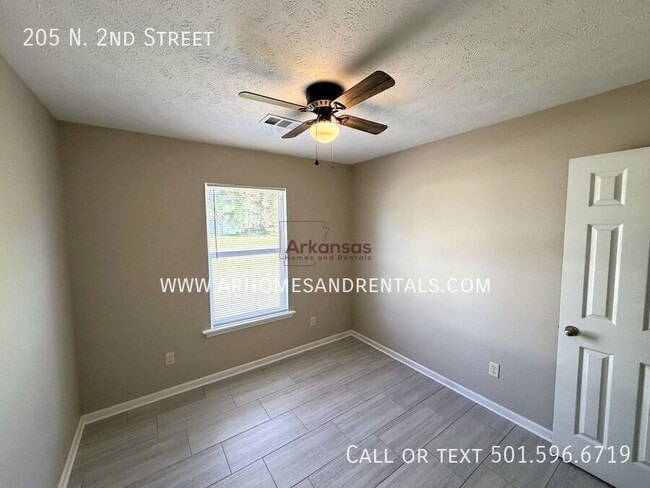 Building Photo - 205 N 2nd St