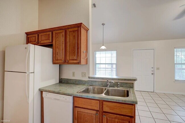 Building Photo - "Cozy 1-Bedroom Retreat in San Marcos – Perfectly Sized at 651 Sq Ft on Burleson Street!"