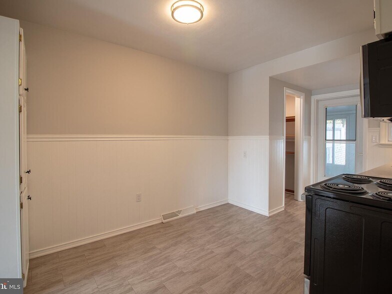 Building Photo - 6301 Salem Park Cir