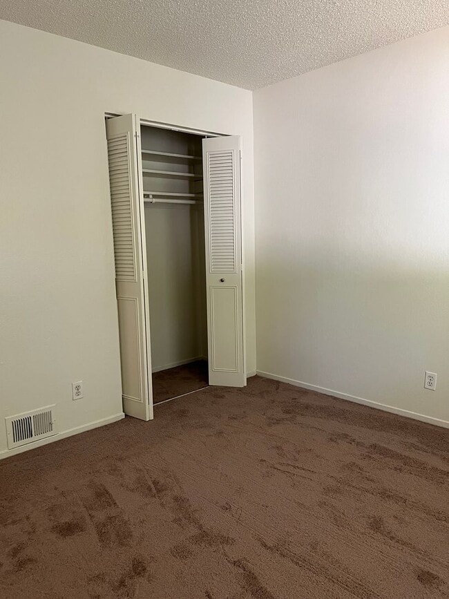 Building Photo - UPDATED 2 BEDROOM CONDO!!