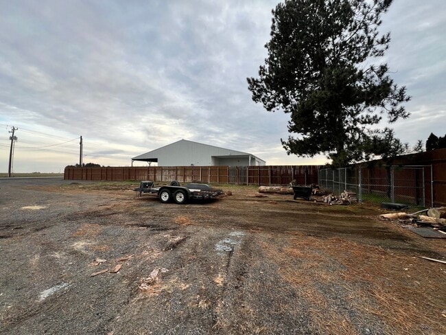 Building Photo - Country Living Close to Town!